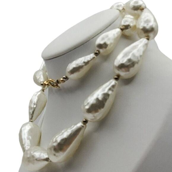 Teardrop Faux Pearl Necklace Graduated White Acrylic Strand 21" Vintage 1960s - Picture 6 of 7